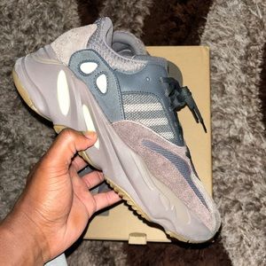 Yeezy 700 mauve- 9.5 worn once